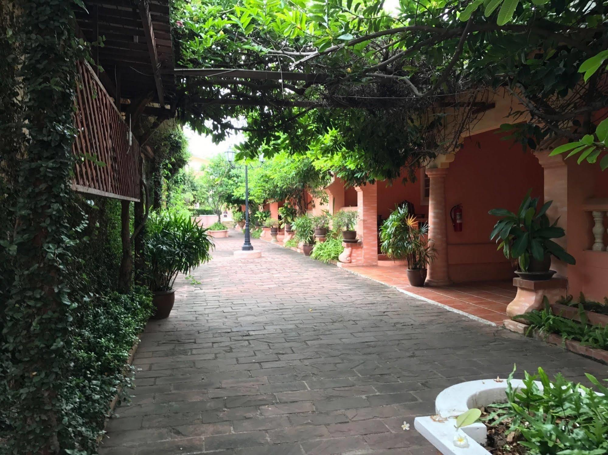 Hotel Baan Rajdamnern Hua Hin Exterior foto